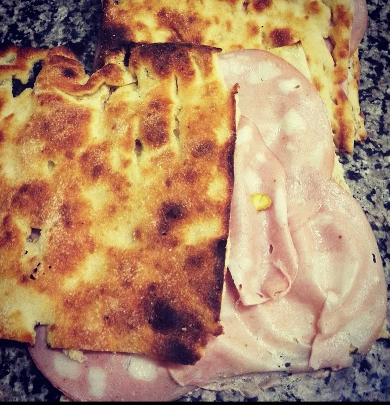 Focaccia croccante farcita con mortadella