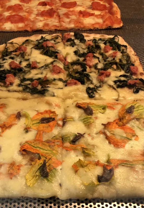 Pizza alla pala: diavola, salsiccia e friarielli, fiori di zucca e alici